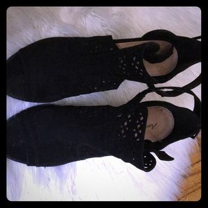 Opened toe heels! Color: Black! Design: triangles